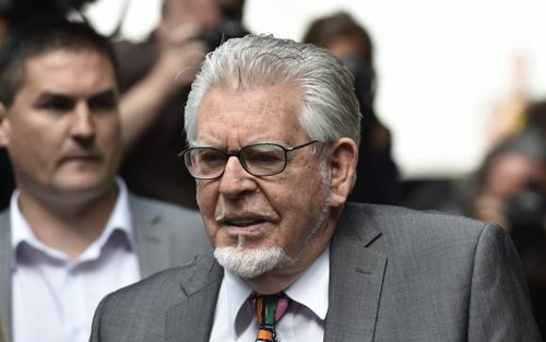 Rolf Harris nổi tiếng với vai trò là ngôi sao trong chương trình dành cho trẻ em “Rolf Harris Cartoon Time” bị kết án 6 năm tù giam vì xâm hại tình dục trẻ vị thành niên
