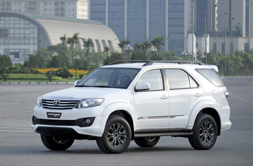 Ngôi đầu thị trường vẫn thuộc về Toyota Fortuner. 