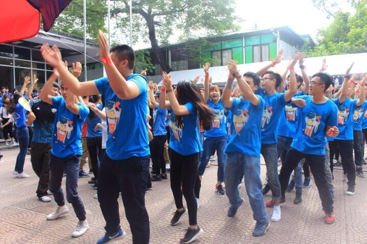 Các bạn trẻ hòa mình vào ngày hội.