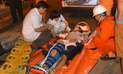 Một thuyền viên bị tai nạn trên biển được tàu SAR 412 và nhân viên y tế đưa vào bở. Ảnh: Trung tâm II cung cấp.