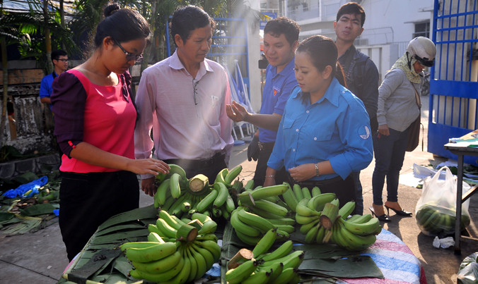 Các bạn đoàn viên trực tiếp bán chuối.