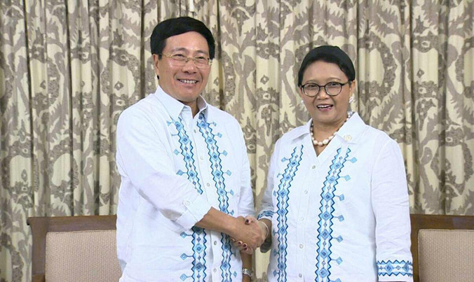 Phó Thủ tướng Phạm Bình Minh và Bộ trưởng Ngoại giao Indonesia Retno Marsudi trong cuộc tiếp xúc tại Philippines. Ảnh: BNG.