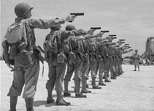 Lính Mỹ tập bắn với súng ngắn M1911. Ảnh: Olive-drab.