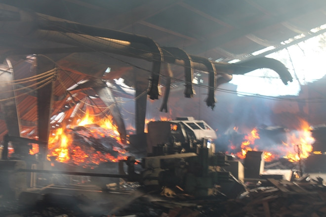 Lửa vẫn âm ỉ cháy vào sáng 24/5.