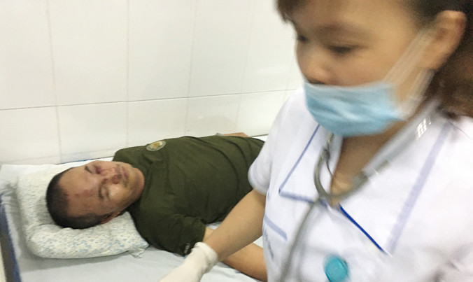 Cùng với các vết thương chưa lành, anh Hảo vừa phải mổ mắt để vá các vết rách.