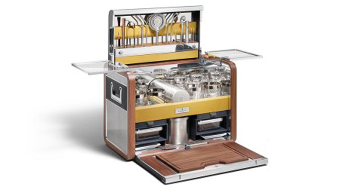 Các nghệ nhân mất tới hai tháng để hoàn thành một bộ quầy pha chế đồ uống mini như thế này từ gỗ cây óc chó Mỹ và cùng chất liệu da sử dụng cho nội thất xe Rolls-Royce. 