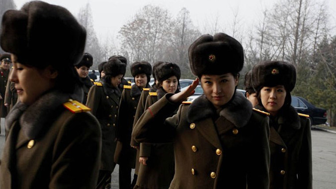 Phóng viên các báo có cơ hội chụp hiếm hoi chụp cận mặt từng thành viên trong ban nhạc nữ Triều Tiên đình đám là Moranbong trong lần xuất ngoại đầu tiên của họ.