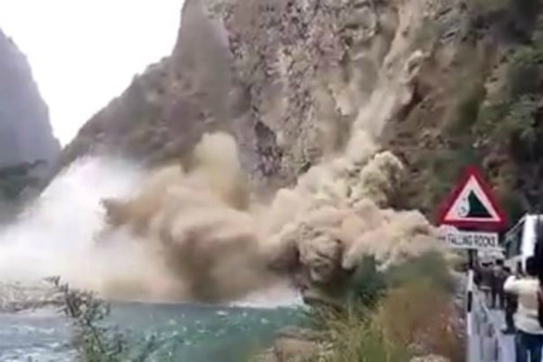 Phần núi đổ xuống đường và con sông dọc cao tốc. Ảnh: youtube.