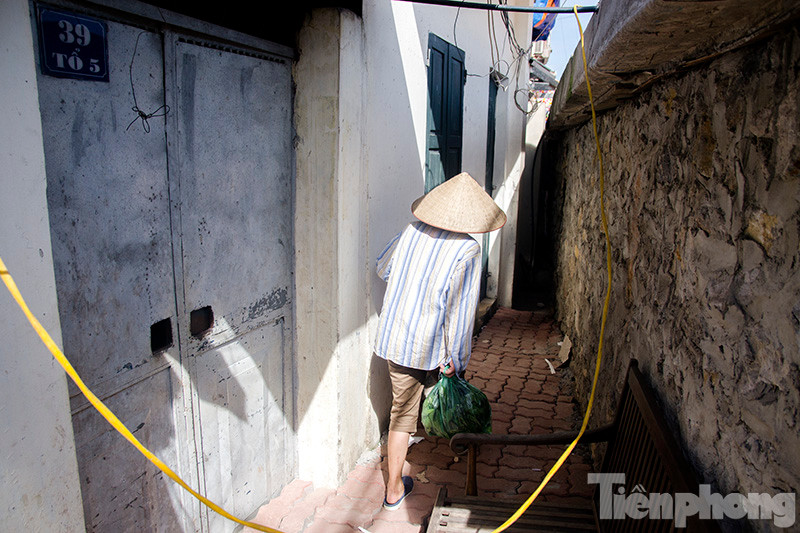 Dự án đường Vành đai 1 (đoạn Ô Đống Mác - Nguyễn Khoái) được xem là con đường lập kỷ lục về kinh phí với tổng mức đầu tư lên tới 1.139 tỷ đồng. Tuy nhiên, sau khi thông xe, nhiều ngôi nhà tại đây thấp hơn mặt đường 2-3m.