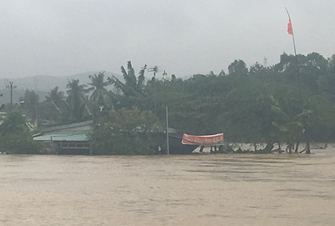 Clip hàng loạt nhà dân bị nước nhấn chìm gần lút mái