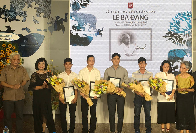 Sinh viên trường ĐH Mỹ thuật TPHCM nhận học bổng. Ảnh: Việt Văn.