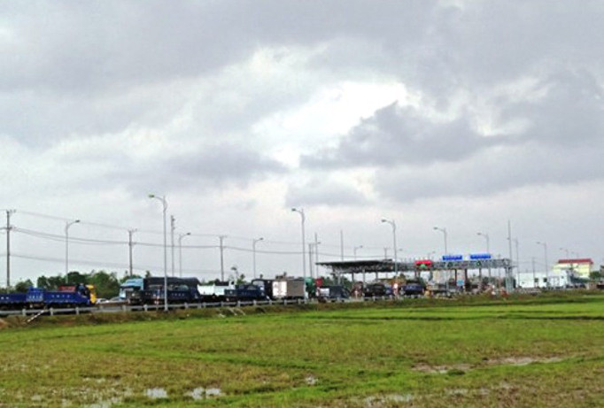 Người dân đưa hàng trăm phương tiện chặn lối đi để gây sức ép lên TRạm BOT của Tasco.