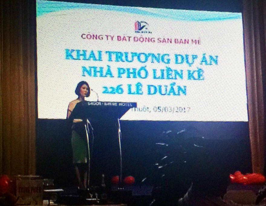 Bà Lựu giới thiệu về công ty BĐS Ban Mê và dự án 226 Lê Duẩn. -Ảnh từ clip người tố cáo cung cấp.