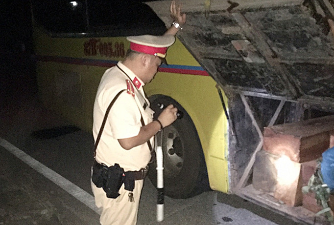 Xe khách chở gỗ lậu trong đêm. Ảnh: C.A.