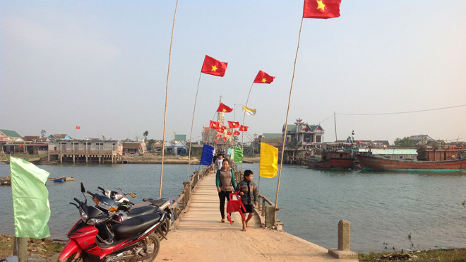 Chiếc cầu tạm của người dân sẽ được thay thế bằng cầu bê tông cốt thép