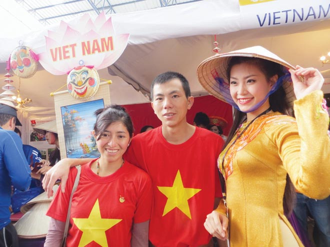  Vợ chồng Hiệp – Evelin chụp ảnh cùng bạn Nguyễn Lâm Diễm Trang, sinh viên Đại học Quốc tế TP Hồ Chí Minh, Miss Teen 2010, Nữ hoàng Cà phê 