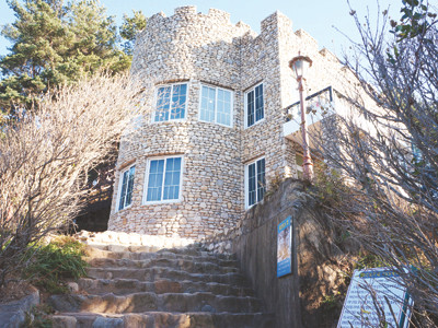 Ngôi biệt thự nhìn từ bên ngoài, mặt trước nhìn ra biển về phương Bắc với rất nhiều cửa sổ