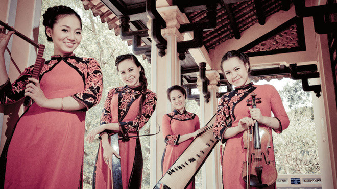 Mặt Trời Đỏ - từ trái qua: Thanh Lan (hát), Hồ Nga (hát, t’rưng, tam thập lục, trống, bầu), Kim Long (tranh, t’rưng, tỳ bà), Thùy Linh (violon, trống). Ảnh: Minh Huy
