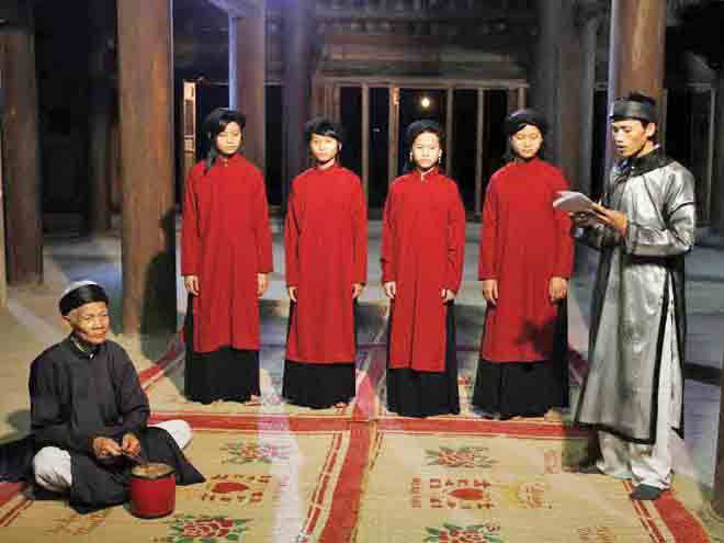 Kép trống Nguyễn Xuân Hội cùng các đào kép trẻ Phù Đức. Ảnh: Nguyễn Văn Quế