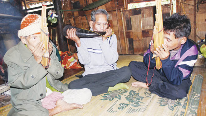 Cụ Vỗ Kiều cùng em trai và con út tam tấu khèn bè.