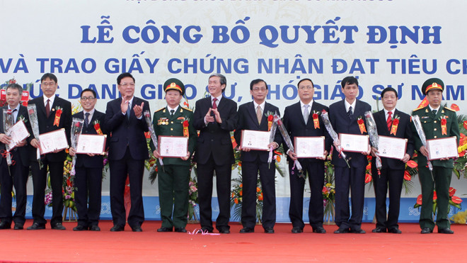  Lễ công bố quyết định, trao giấy chứng nhận chức danh Giáo sư tại Văn Miếu Quốc Tử Giám năm 2013. Ảnh: Ngọc Châu