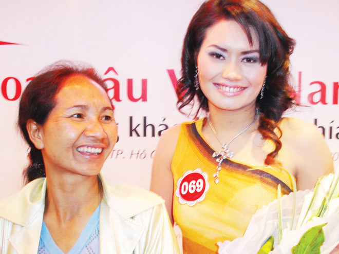 Mẹ Kthe đưa con gái đi thi Hoa hậu