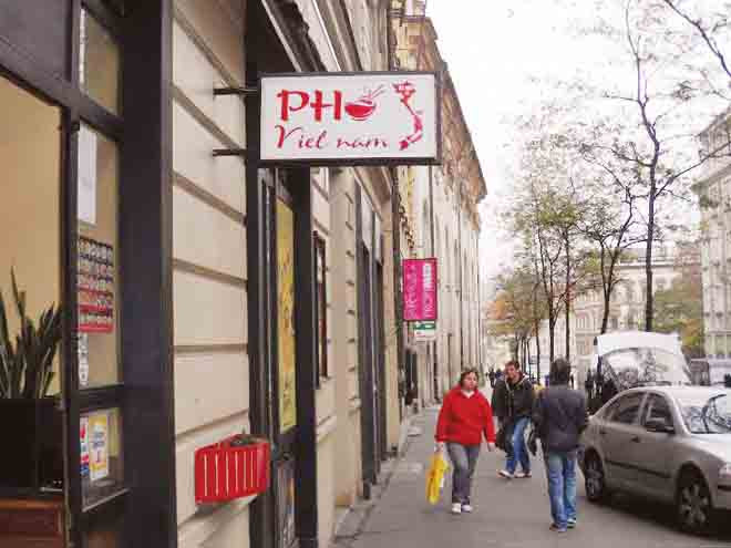  Tự hào biển hiệu ẩm thực Việt trên một khu phố cổ Praha