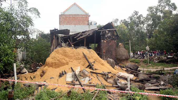 Khoảng 7h sáng 14/1, người dân thôn Tịch Tây, xã Tam Nghĩa (Núi Thành, Quảng Nam) bị giật mình bởi tiếng nổ như bom phát ra từ ngôi nhà chuyên sản xuất sợi hủ tiếu do anh Ngô Văn Minh (31 tuổi) làm chủ.