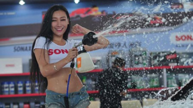 Một màn mỹ nhân rửa xe trong triển lãm ô tô ở Trung Quốc.
