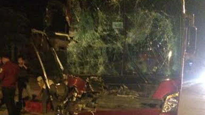 Chiếc xe khách bị đâm.