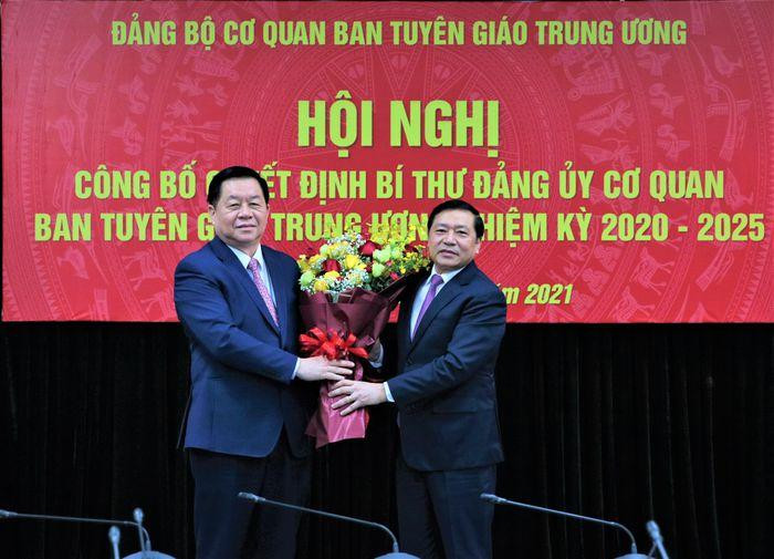 Đồng chí Nguyễn Trọng Nghĩa, Bí thư Trung ương Đảng, Trưởng ban Tuyên giáo Trung ương tặng hoa chúc mừng đồng chí Lại Xuân Môn. Ảnh: Tuyên giáo