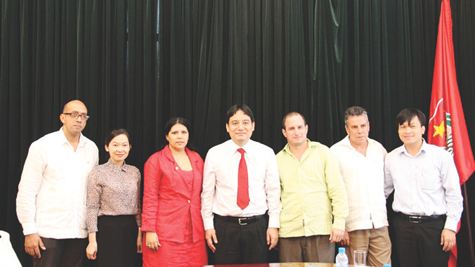 Anh Nguyễn Đắc Vinh và đoàn đại biểu cấp cao Đoàn TNCS Cu Ba.