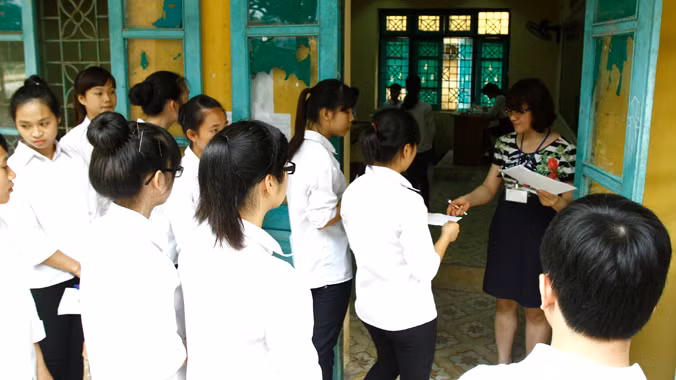 Học sinh đang làm thủ tục vào phòng thi tại trường THPT Yên Viên Hà Nội năm 2013. Ảnh: Như Ý