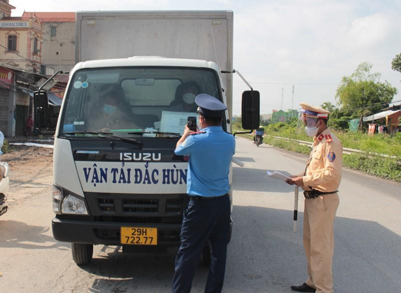 Liên ngành Thanh tra - CSGT kiểm tra một xe tải có biển số đã đổi sang biển màu vàng.