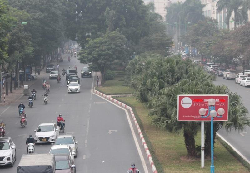 Dải phân cách giữa tuyến đường Hoàng Quốc Việt hiện nay.