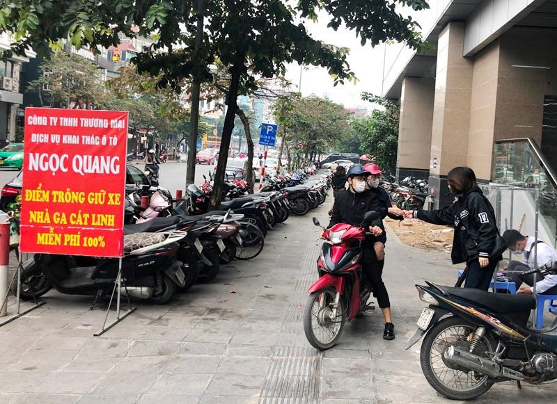 Khách đi tàu Cát Linh - Hà Đông tại ga Cát Linh tiếp tục được gửi xe miễn phí.