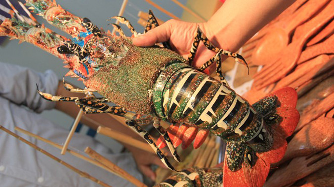 1 triệu đồng một con tôm hùm làm bằng tre dài hơn 1 m tính từ râu đến đuôi,nặng hơn 2 kg. Ảnh: Ngọc Lan.