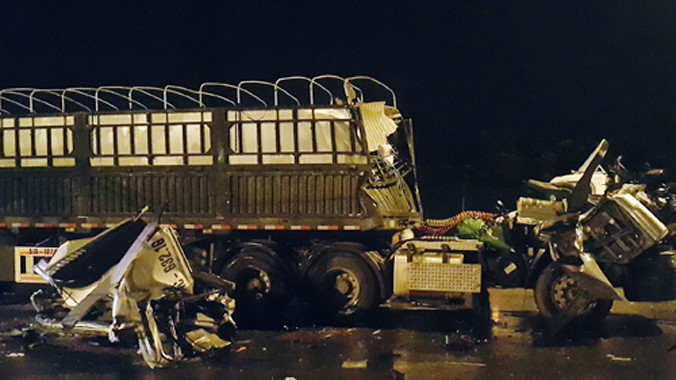 Cabin xe đầu kéo bẹp dúm khi đâm vào cần cẩu. Ảnh: Xuân Thắng.