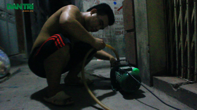 Cả đêm phải canh nước là tình cảnh hiện tại của những hộ dân xóm Chùa.