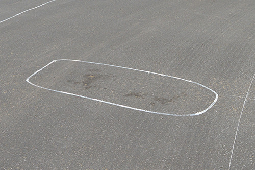 Vị trí chất lỏng đổ ra ngày 13/7 được nhà thầu thi công khoanh vùng, theo dõi. Ảnh: QH.