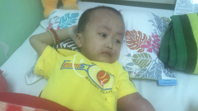 Bé Huy những ngày cuối chống chọi bệnh tật tại BV Truyền máu Huyết học TP HCM. Ảnh: Lê Phương.