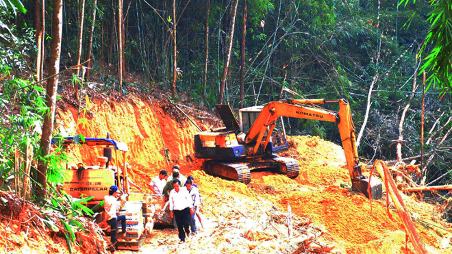 Cty Tân Phát cho xe mở đường chở gỗ của Cty Trường Thành. Ảnh: Nhuận-Hường