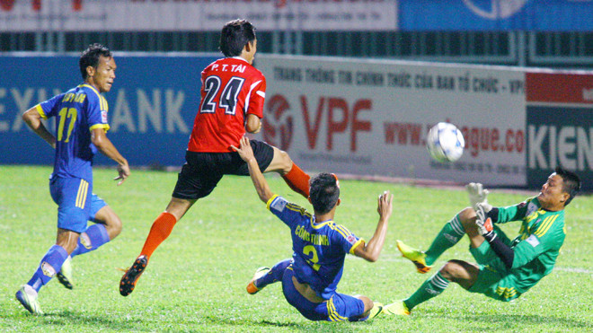 Phan Tấn Tài ghi bàn khởi đầu cho chiến thắng quý như vàng của ĐTLA. ảnh: VSI 