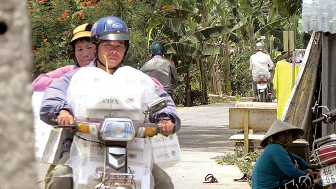  Vận chuyển thuốc lá lậu trên biên giới Đồng Tháp. Ảnh: Đăng nguyên