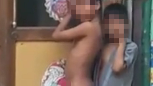 Hai cậu bé bối rồi bên ngoài trung tâm dạy thêm.