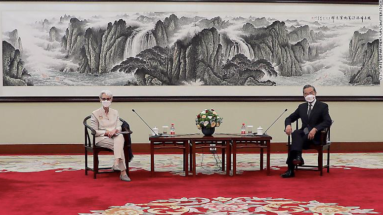 Thứ trưởng Ngoại giao Mỹ Wendy Sherman (trái) trong cuộc gặp Ngoại trưởng Trung Quốc Vương Nghị tại Thiên Tân ngày 26/7. (Ảnh: CNN)