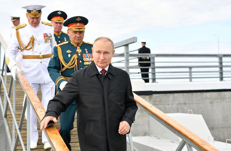 Tổng thống Nga Vladimir Putin và Bộ trưởng Quốc phòng Sergei Shoigu dự cuộc duyệt binh của hải quân Nga ngày 25/7. (Ảnh: Reuters)