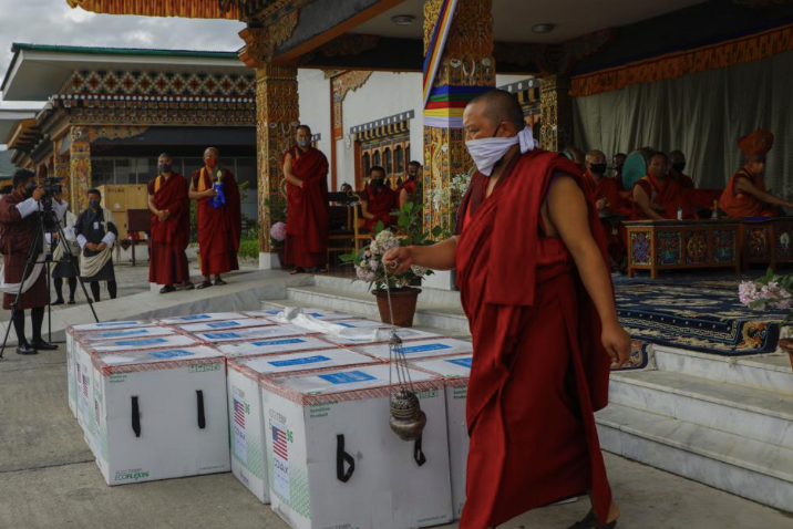 Một sư thầy làm lễ cúng khi 500.000 liều vắc-xin Moderna được chuyển về Bhutan qua COVAX ngày 12/7. (Ảnh: AP)