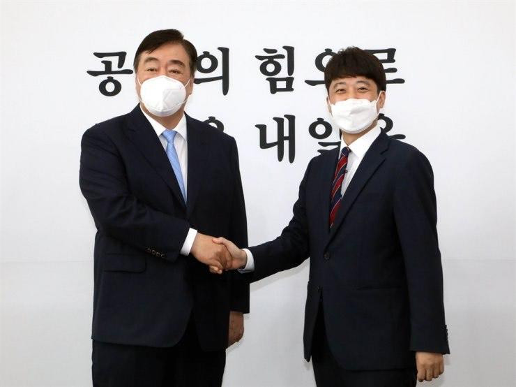 Đại sứ Trung Quốc tại Hàn Quốc Xing Haiming (trái). 