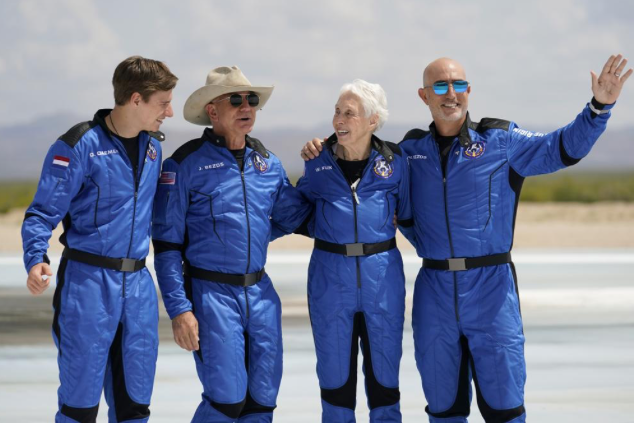 (Từ trái sang) Oliver Daemen, Jeff Bezos, Wally Funk và em trai Mark Bezos chụp ảnh trước tên lửa New Shepard của Blue Origin ngày 20/7. (Ảnh: AP) 